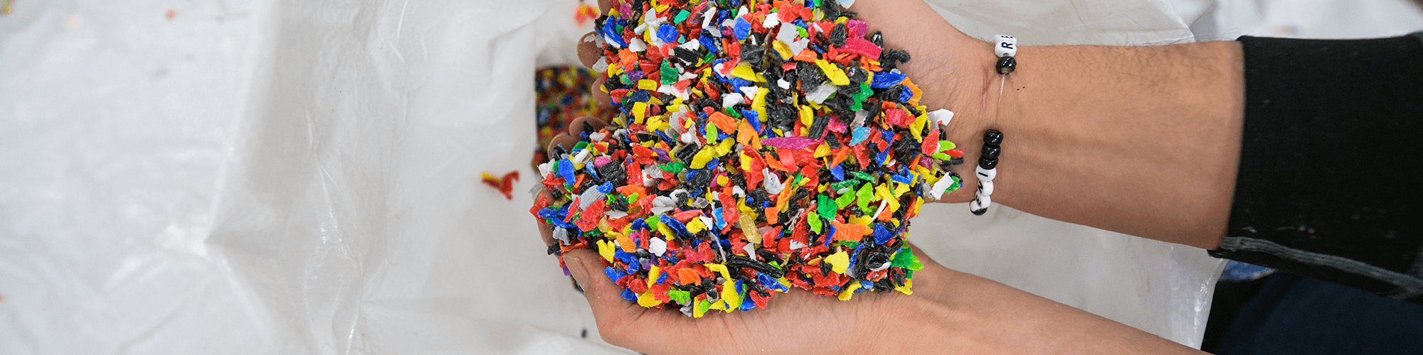 Händer med malda korkar i flera färger