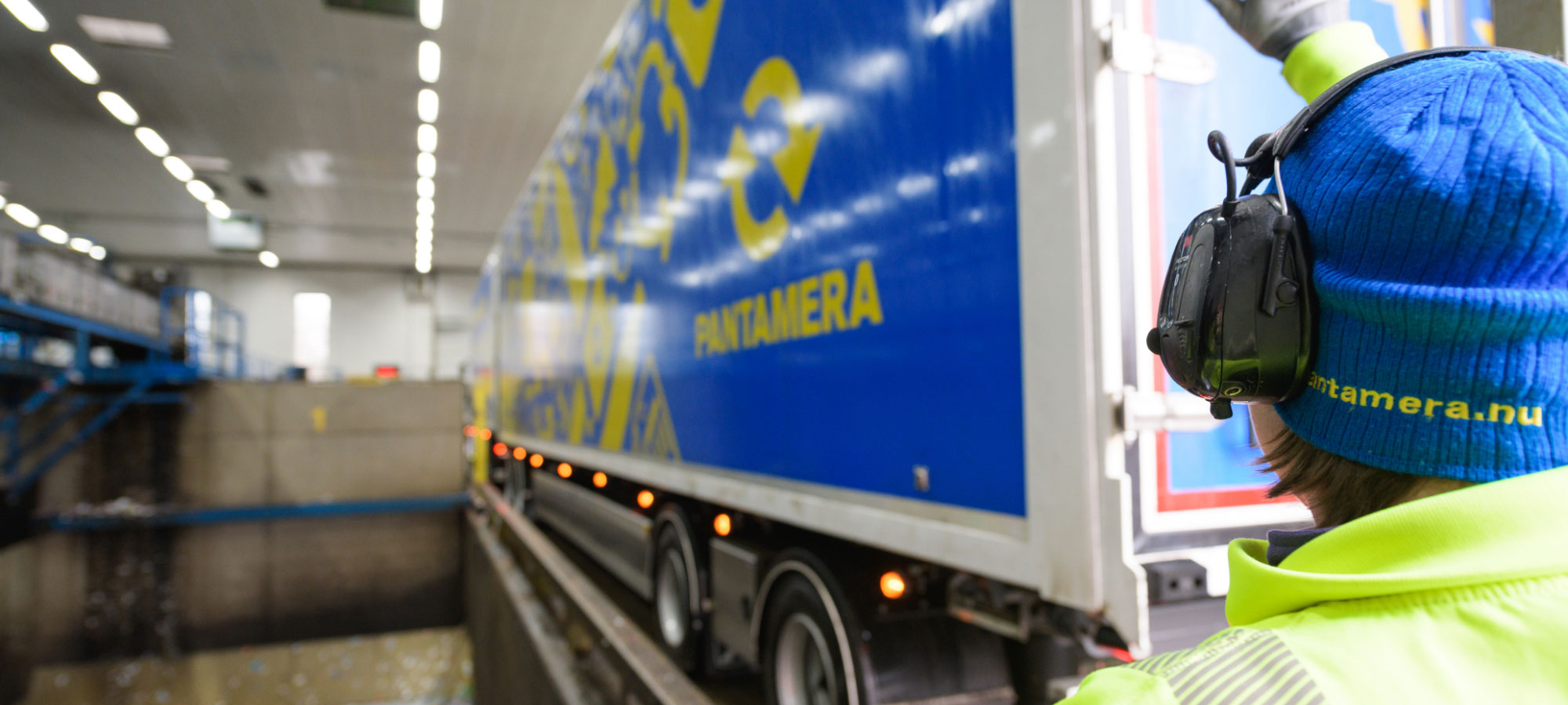 Hand som signalerar till chaufför att tömma pantlasten